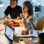 Las carreras en línea con más demanda en 2025 son en tecnología, diseño, negocios y educación según UMAD